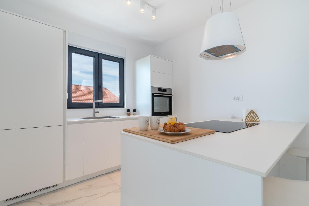 Lavender Tree - Luxury Apartments Трогир Екстериор снимка