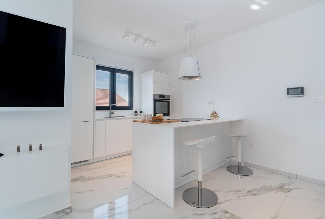 Lavender Tree - Luxury Apartments Трогир Екстериор снимка
