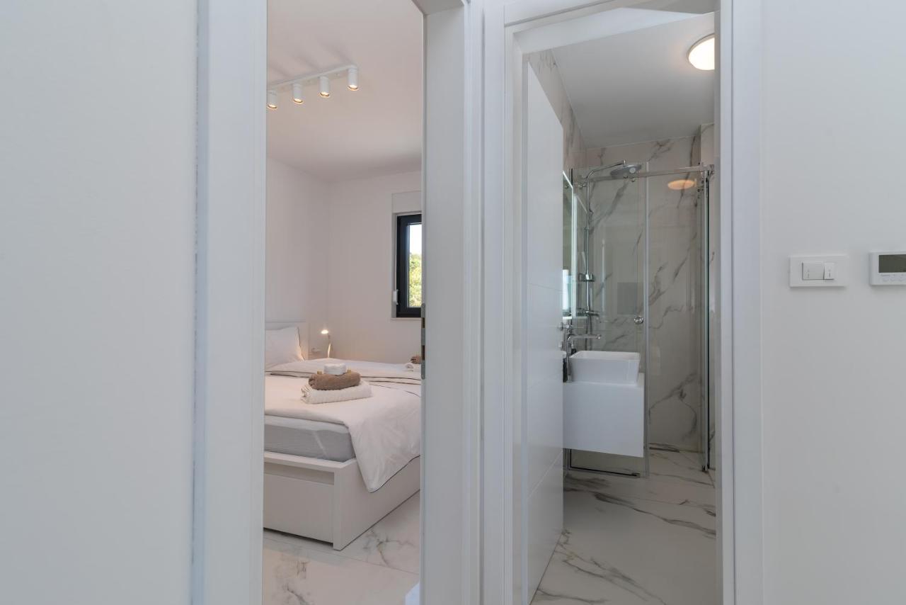 Lavender Tree - Luxury Apartments Трогир Екстериор снимка